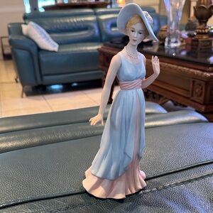 Home Interiors "Camille" Porcelain Figurine #14039-03 Pre-owned Excellent